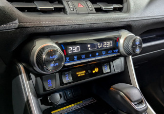 Подержанный автомобиль Toyota RAV4 2022 года (19 фото)