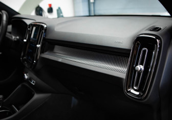 Подержанный автомобиль Volvo XC40 2019 года (25 фото)