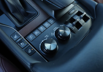 Подержанный автомобиль Lexus LX 2020 года (18 фото)