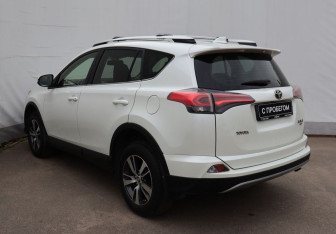 Подержанный автомобиль Toyota RAV4 2016 года (6 фото)