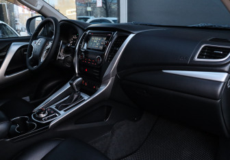 Подержанный автомобиль Mitsubishi Pajero Sport 2018 года (9 фото)