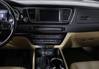 Подержанный автомобиль Kia Carnival 2020 года (15 фото)