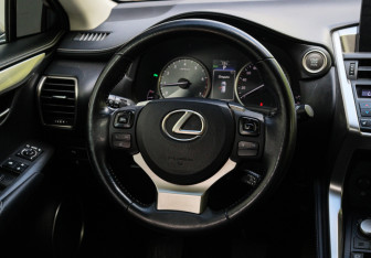Подержанный автомобиль Lexus NX 2017 года (12 фото)