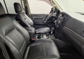 Подержанный автомобиль Mitsubishi Pajero 2013 года (10 фото)