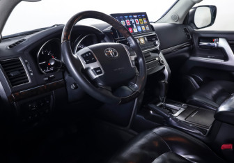 Подержанный автомобиль Toyota Land Cruiser Suv 2012 года (17 фото)