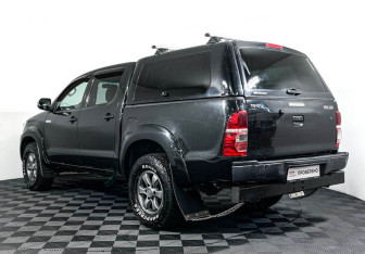 Подержанный автомобиль Toyota Hilux 2013 года (7 фото)