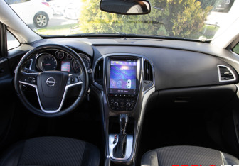 Подержанный автомобиль Opel Astra Wagon 2012 года (11 фото)