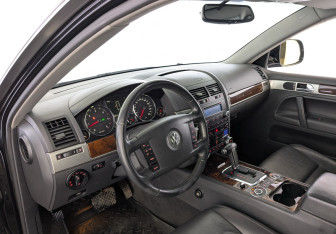 Подержанный автомобиль Volkswagen Touareg 2008 года (15 фото)