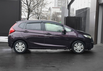 Подержанный автомобиль Honda Fit 2013 года (16 фото)