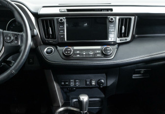 Подержанный автомобиль Toyota RAV4 2018 года (9 фото)