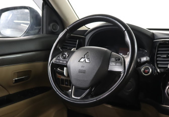Подержанный автомобиль Mitsubishi Outlander 2019 года (15 фото)