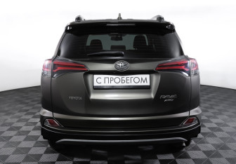 Подержанный автомобиль Toyota RAV4 2017 года (6 фото)