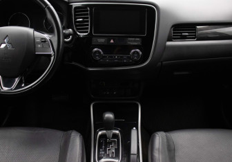 Подержанный автомобиль Mitsubishi Outlander 2018 года (14 фото)