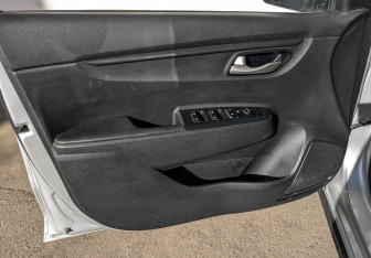 Подержанный автомобиль Kia Rio Hatchback 2021 года (18 фото)