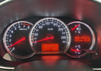 Подержанный автомобиль Nissan Teana 2011 года (16 фото)