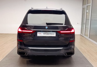 Подержанный автомобиль BMW X7 2021 года (5 фото)