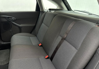 Подержанный автомобиль Ford Focus Sedan 2004 года (10 фото)