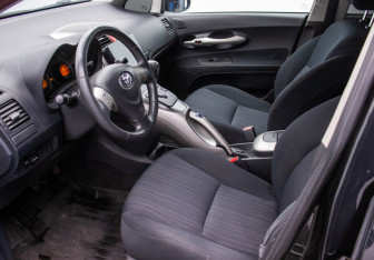 Подержанный автомобиль Toyota Auris Hatchback 2009 года (10 фото)