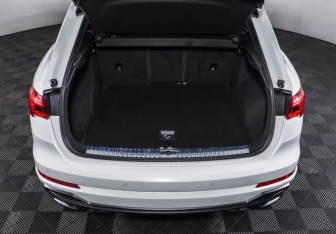 Подержанный автомобиль Audi Q3 2019 года (10 фото)