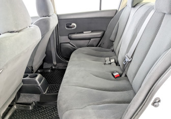 Подержанный автомобиль Nissan Tiida Hatchback 2013 года (12 фото)