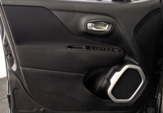 Подержанный автомобиль Jeep Renegade 2018 года (19 фото)