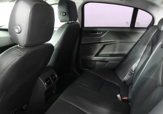 Подержанный автомобиль Jaguar XE 2016 года (12 фото)