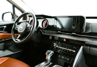 Подержанный автомобиль Kia Carnival 2021 года (10 фото)