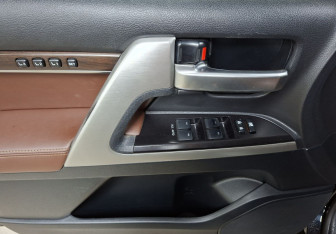Подержанный автомобиль Toyota Land Cruiser Suv 2019 года (20 фото)