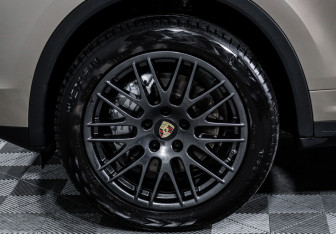 Подержанный автомобиль Porsche Cayenne 2016 года (15 фото)