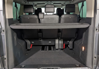 Подержанный автомобиль Peugeot Traveller 2020 года (10 фото)