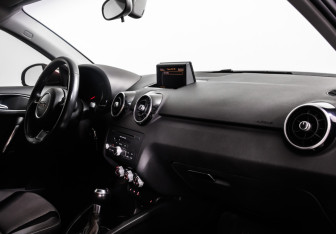 Подержанный автомобиль Audi A1 2012 года (9 фото)