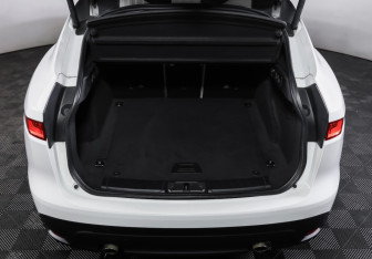 Подержанный автомобиль Jaguar F-Pace 2017 года (10 фото)