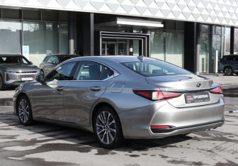 Подержанный автомобиль Lexus ES 2019 года (8 фото)