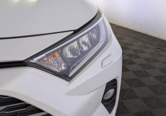 Подержанный автомобиль Toyota RAV4 2020 года (11 фото)