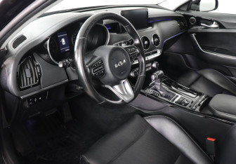 Подержанный автомобиль Kia Stinger 2022 года (9 фото)