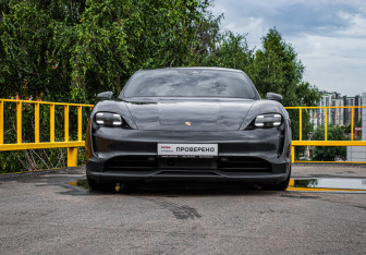 Подержанный автомобиль Porsche Taycan 2020 года (2 фото)