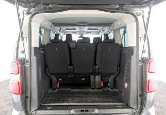 Подержанный автомобиль Peugeot Traveller 2021 года (10 фото)