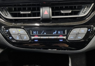 Подержанный автомобиль Toyota C-HR 2019 года (20 фото)