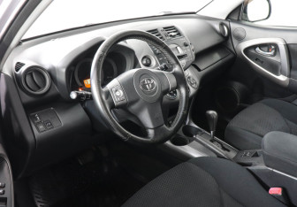Подержанный автомобиль Toyota RAV4 2007 года (9 фото)