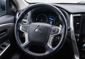 Подержанный автомобиль Mitsubishi Pajero Sport 2020 года (16 фото)