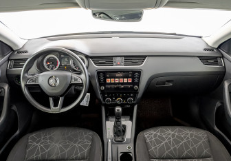 Подержанный автомобиль Skoda Octavia Liftback 2019 года (14 фото)