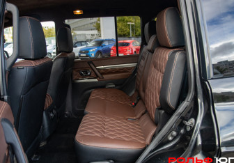 Подержанный автомобиль Mitsubishi Pajero 2012 года (8 фото)