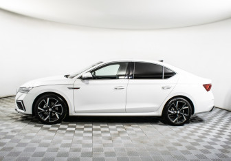Подержанный автомобиль Skoda Octavia Liftback 2023 года (8 фото)