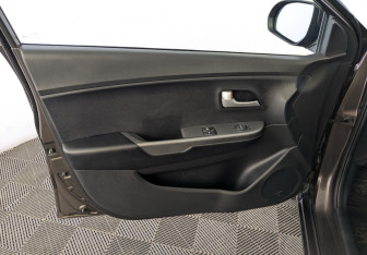 Подержанный автомобиль Kia Rio Sedan 2017 года (19 фото)