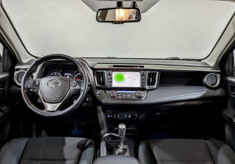 Подержанный автомобиль Toyota RAV4 2018 года (14 фото)
