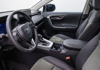 Подержанный автомобиль Toyota RAV4 2023 года (10 фото)