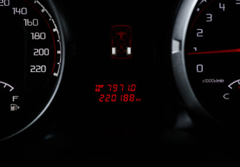 Подержанный автомобиль Mitsubishi Pajero 2012 года (11 фото)