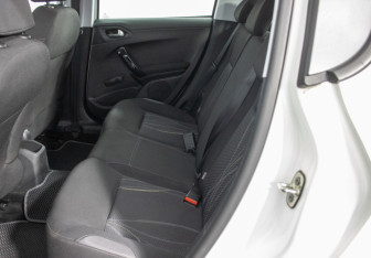 Подержанный автомобиль Peugeot 208 2014 года (11 фото)