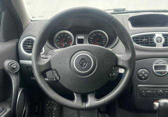 Подержанный автомобиль Renault Clio Hatchback 2009 года (12 фото)