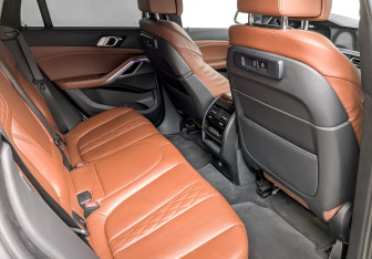 Подержанный автомобиль BMW X6 2022 года (12 фото)